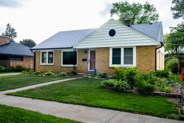 10536 W Grantosa Dr, Wauwatosa, WI 53222