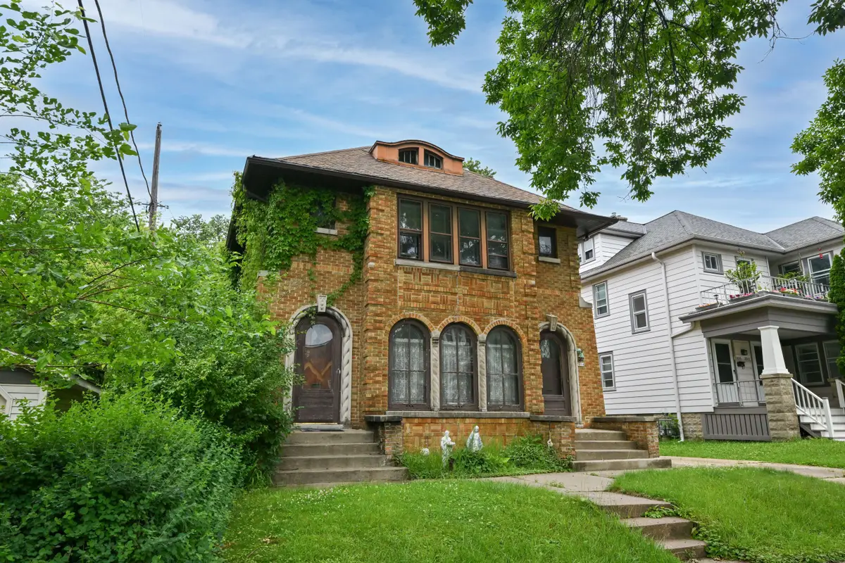 2012 E Newton Ave, Shorewood, WI 53211 - #1