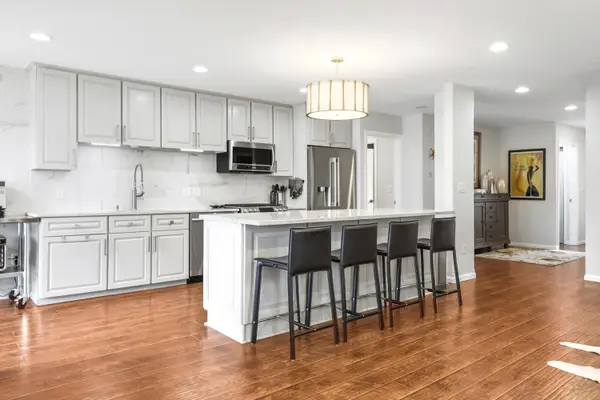 7224 W Mequon Square Dr, Mequon, WI 53092