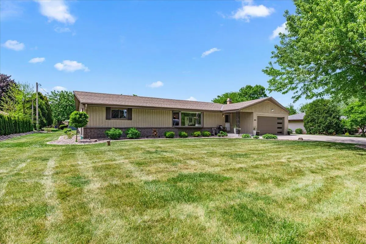 225 N 166th St, Brookfield, WI 53005 - #1