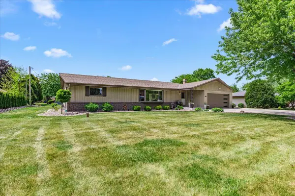 225 N 166th St, Brookfield, WI 53005