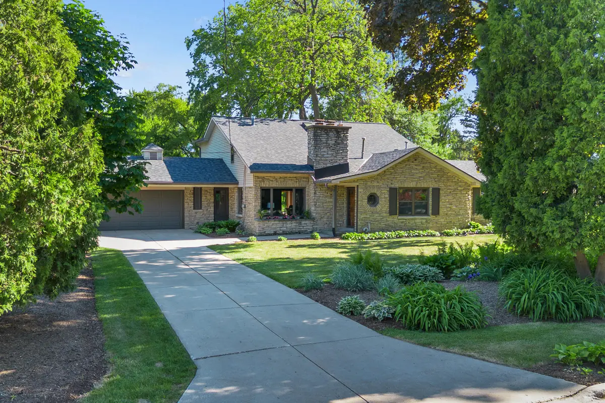 115 W Green Tree Rd, Glendale, WI 53217 - #1