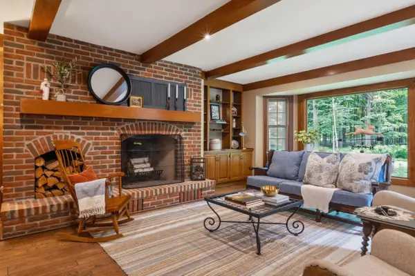 304 Fieldstone Rd, Delafield, WI 53018