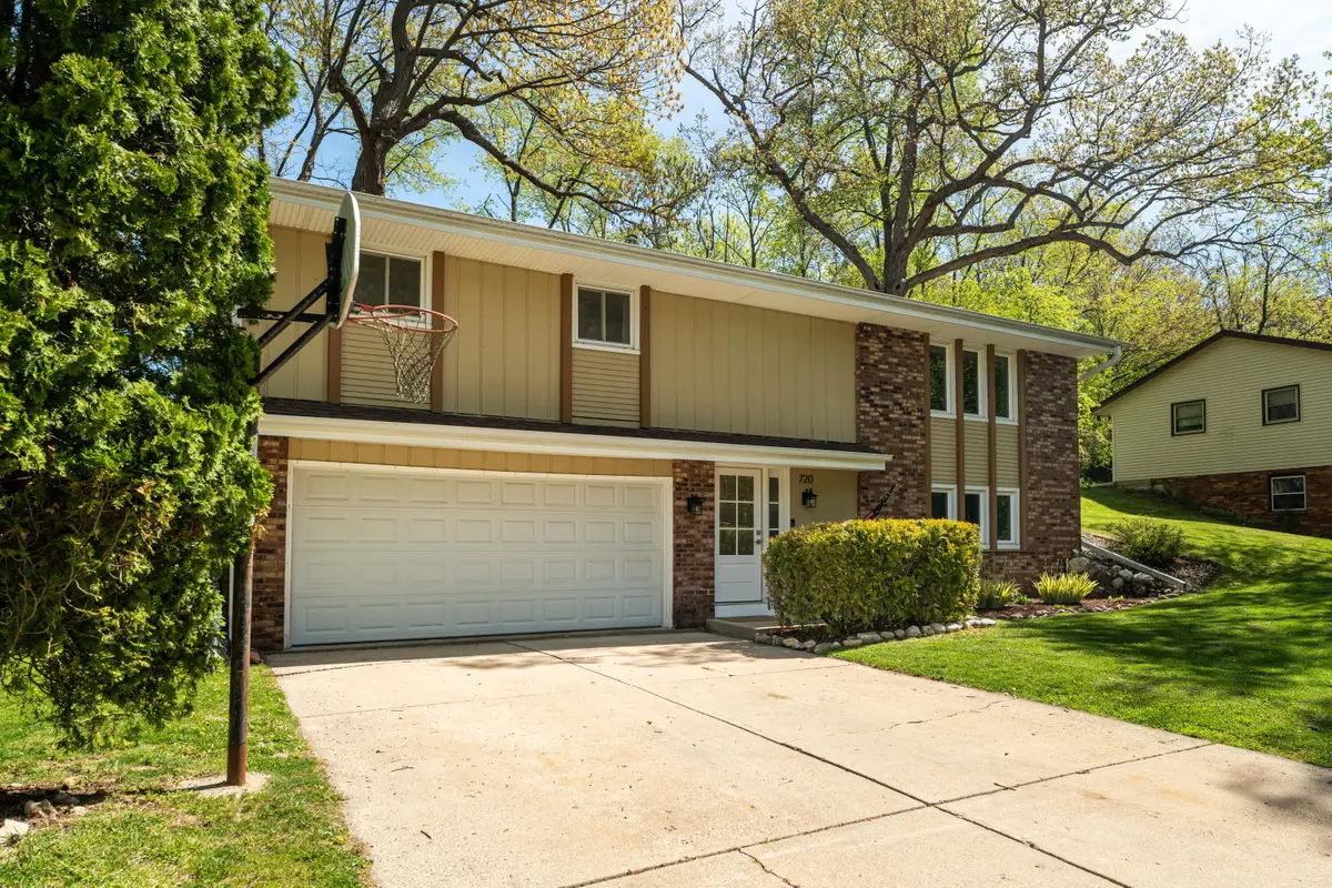 720 Coventry Ln, Hartland, WI 53029 - #1