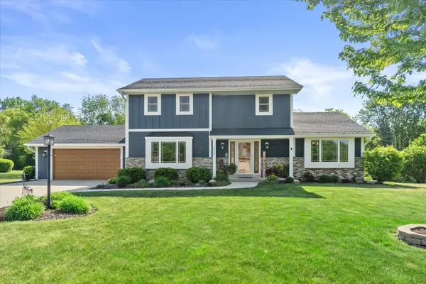 9574 S Fairway Cir, Franklin, WI 53132