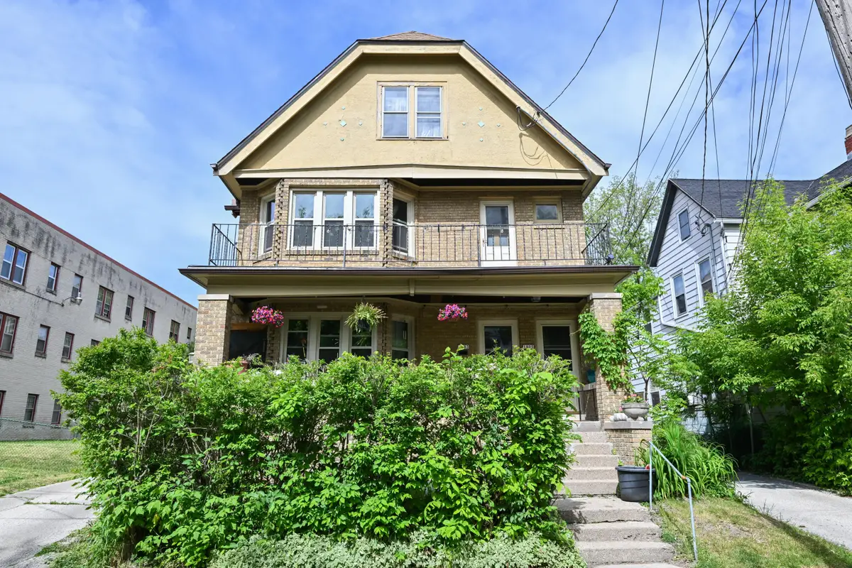 1803 N Arlington Pl, Milwaukee, WI 53202 - #1