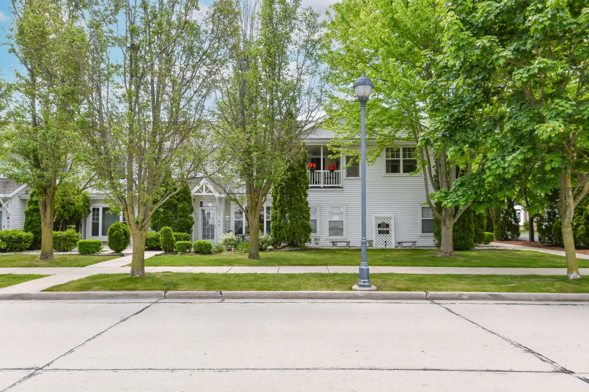 6168 S Creekside Dr, Cudahy, WI 53110 - #1