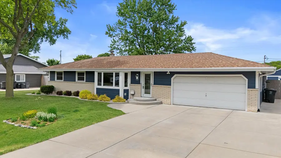 6920 W Armour Ave, Greenfield, WI 53220 - #2