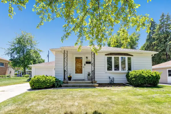 2032 Hillview Dr, Green Bay, WI 54302