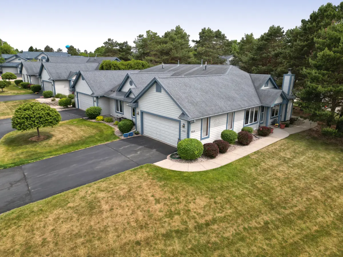 984 Bay View Cir, Mukwonago, WI 53149 - #1