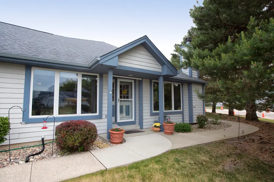 984 Bay View Cir, Mukwonago, WI 53149 - #2
