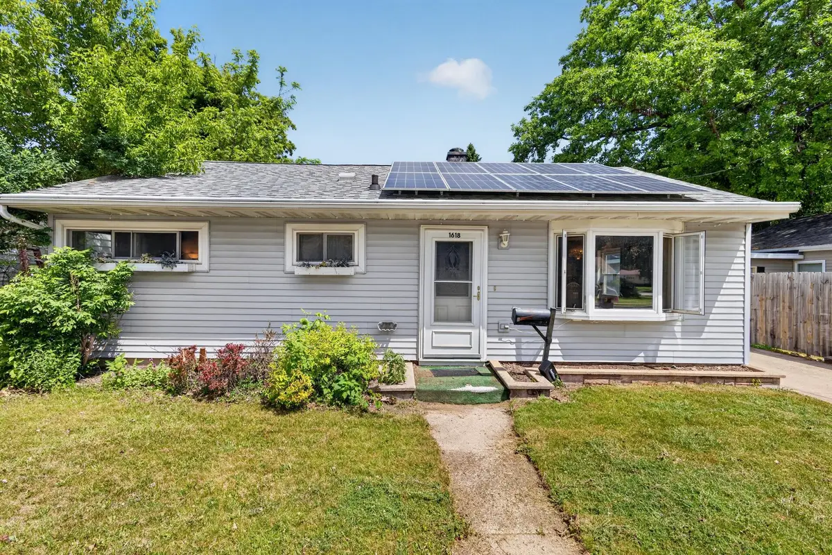 1618 E College Ave, Appleton, WI 54915 - #1