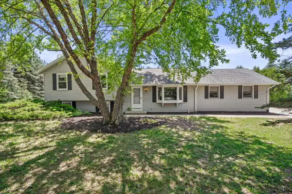 620 Prairie View Dr, North Prairie, WI 53153