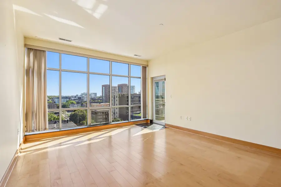 1550 E Royall Pl, Milwaukee, WI 53235 - #2