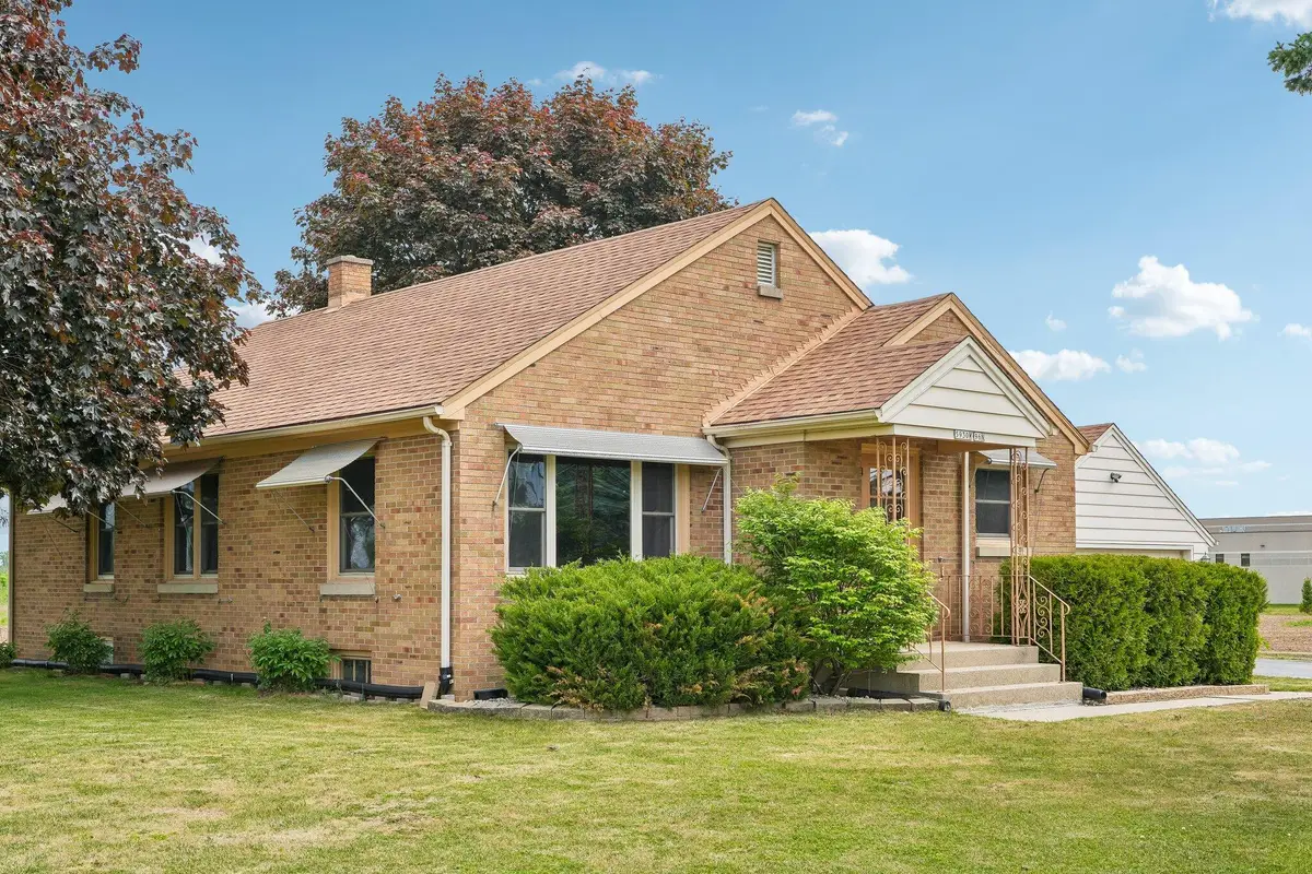 5930 W County Line Rd, Mequon, WI 53092 - #1