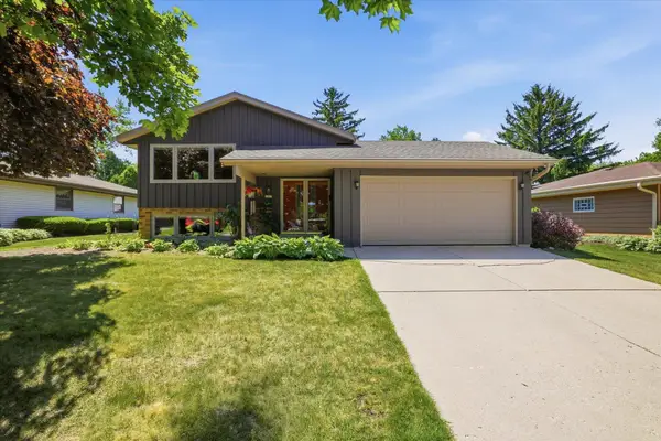 6085 Trail Ridge Dr, Greendale, WI 53129