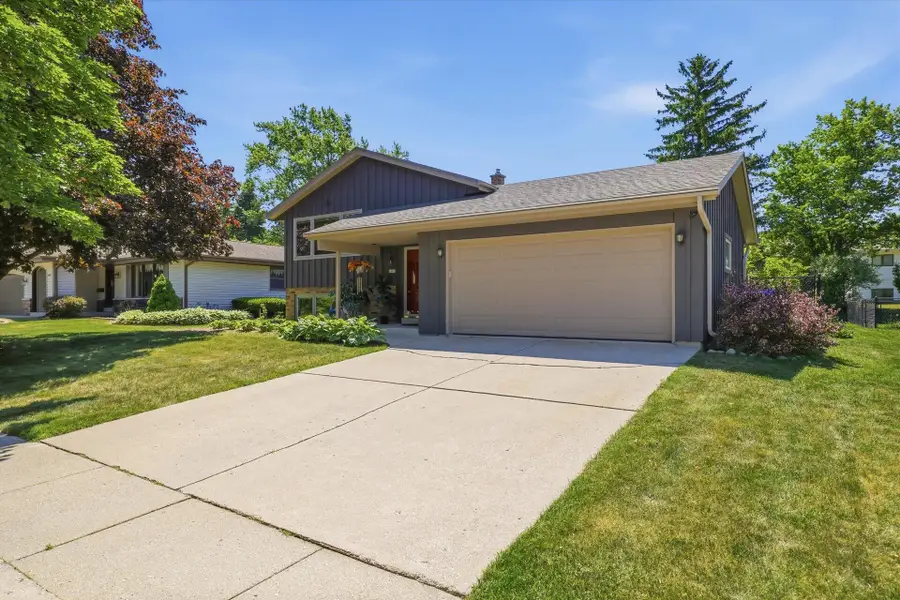 6085 Trail Ridge Dr, Greendale, WI 53129 - #2
