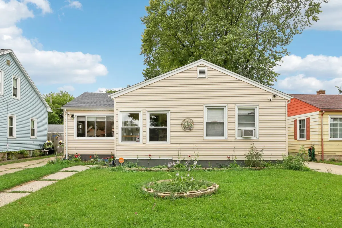 5043 N 19 St, Milwaukee, WI 53209 - #1