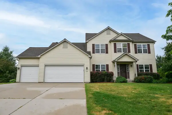 400 Cedar Bluffs Ct, Slinger, WI 53086