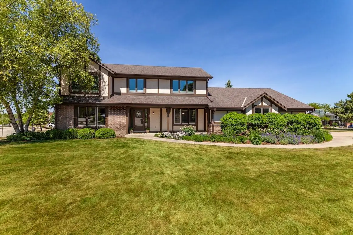 2230 Stony Ridge Dr, Waukesha, WI 53189 - #1