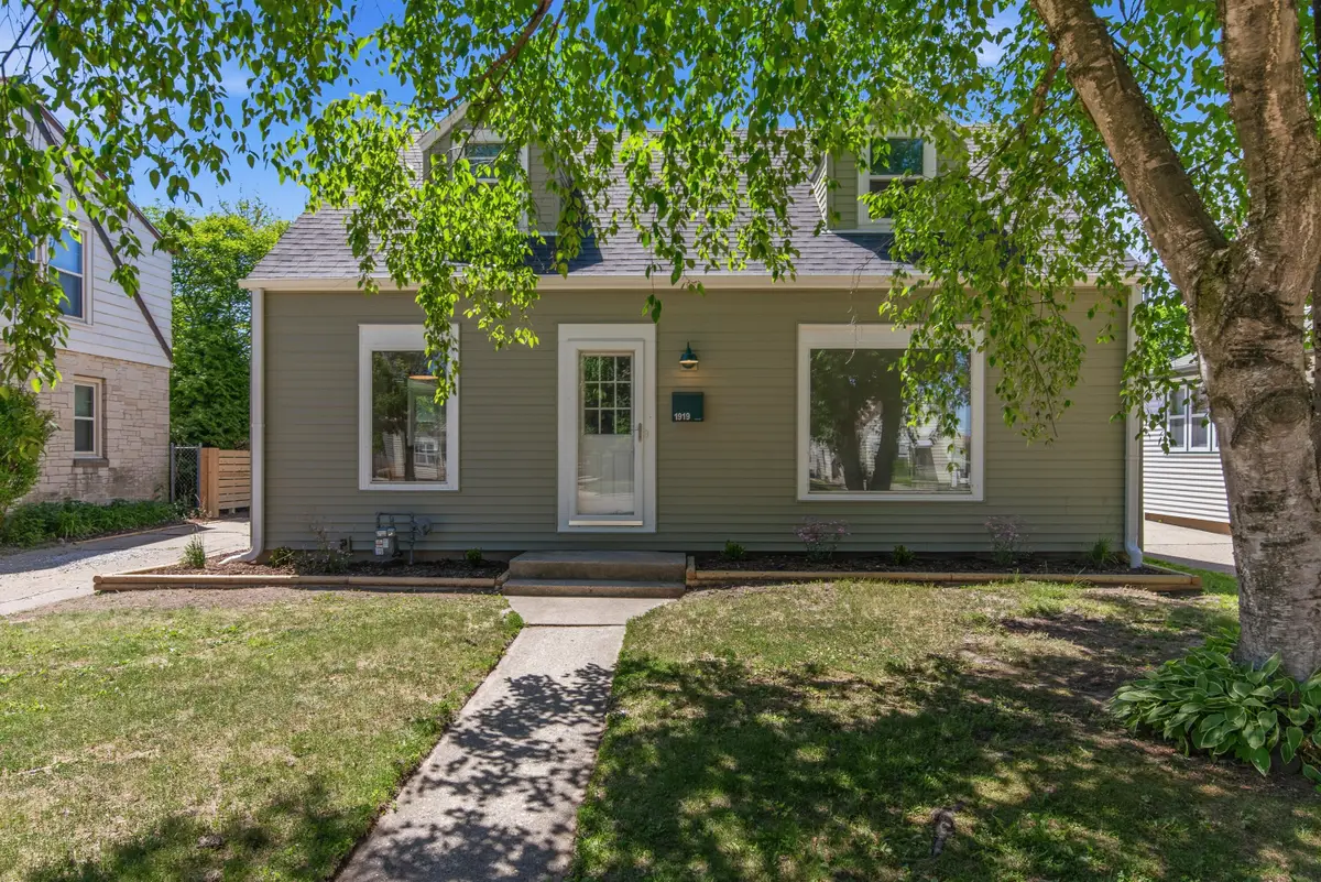 1919 E Norwich Ave, Saint Francis, WI 53235 - #1