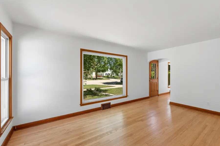 1919 E Norwich Ave, Saint Francis, WI 53235 - #3