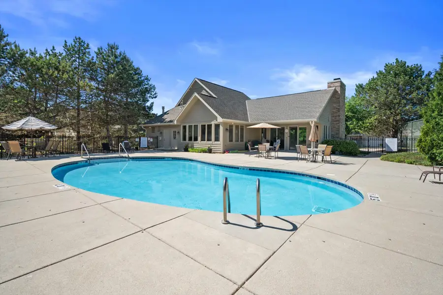 N21W24327 Cumberland Dr, Pewaukee, WI 53072 - #2