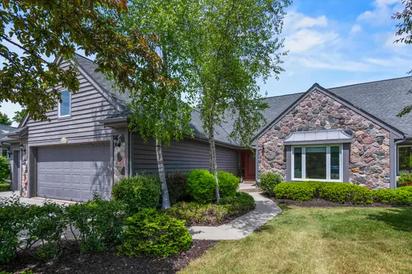 2618 W Lake Park Ct, Mequon, WI 53092