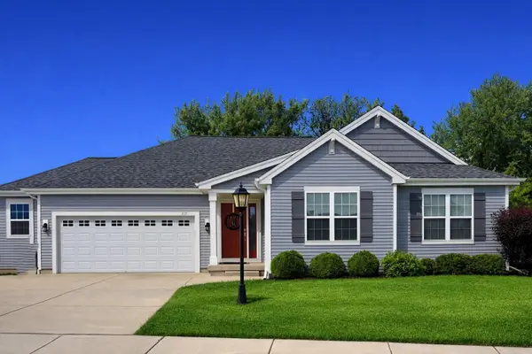273 Silver Lake Trl, Oconomowoc, WI 53066
