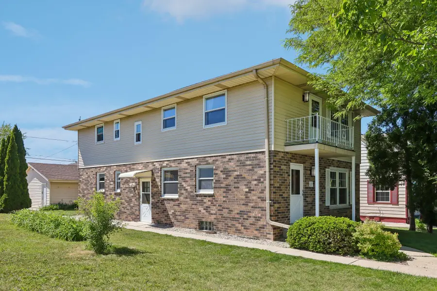 3557 S 33rd St, Greenfield, WI 53221 - #3