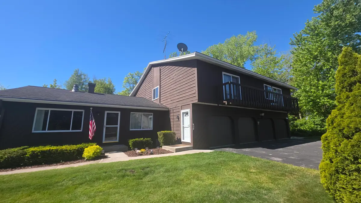 2609 Cross Creek Dr, Sheboygan, WI 53081 - #1