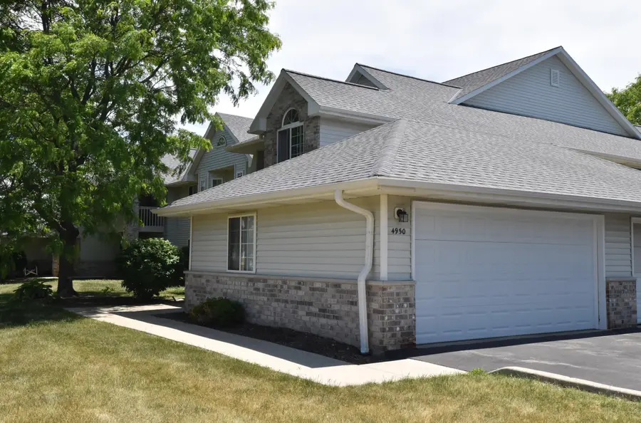 4950 W Maple Leaf Cir, Greenfield, WI 53220 - #3