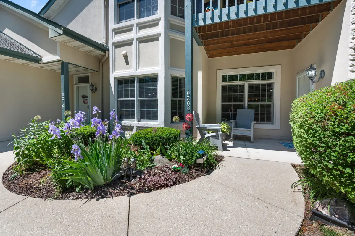 10208 W Deerwood Ln, Franklin, WI 53132 - #1