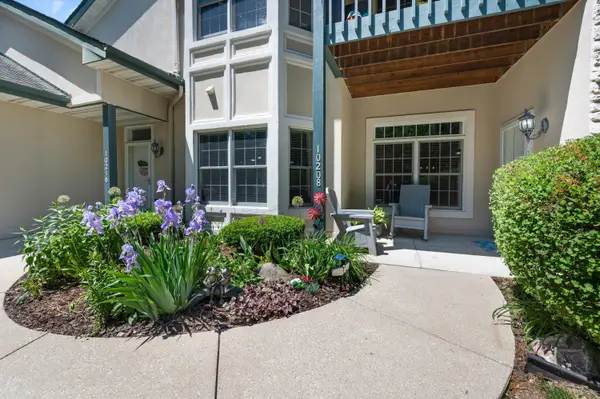 10208 W Deerwood Ln, Franklin, WI 53132