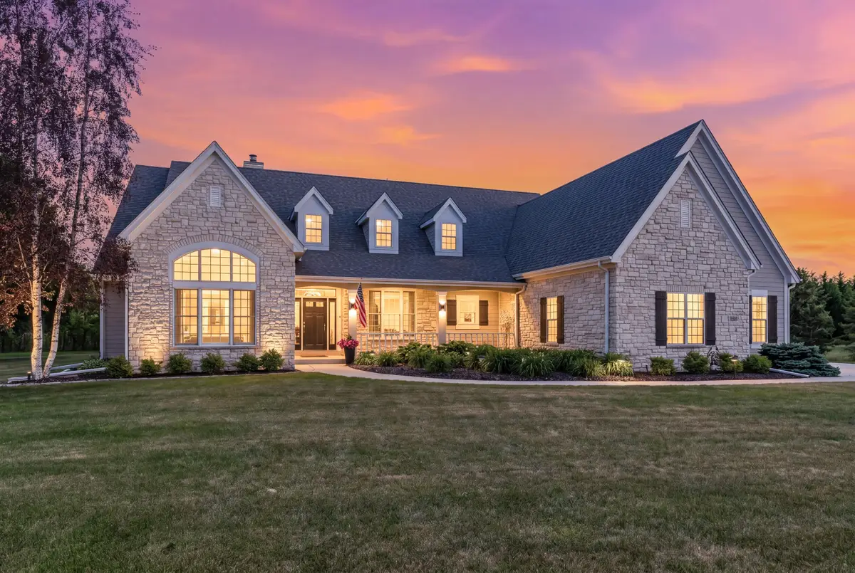 129 Preserve Ct, Grafton, WI 53024 - #1