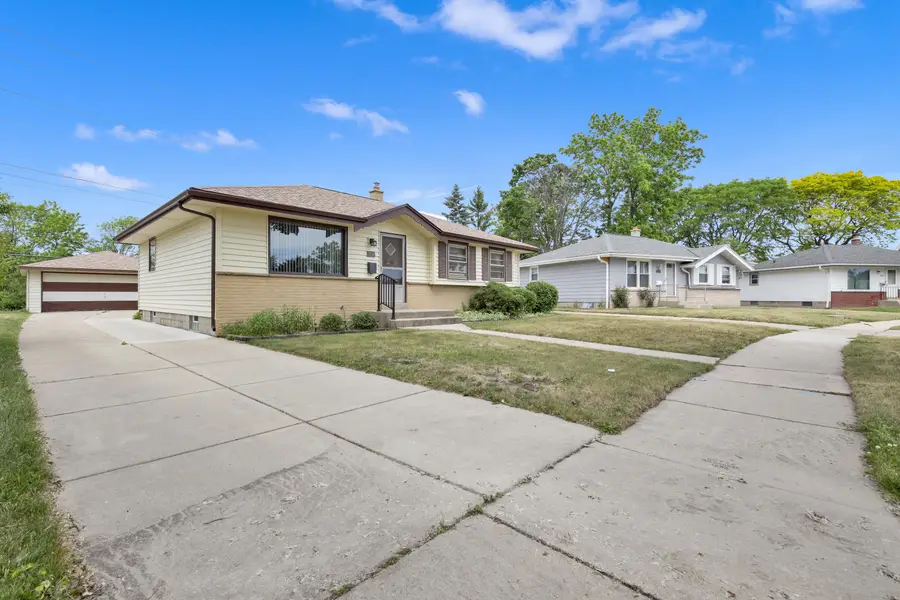 7254 W Cody Cir, Milwaukee, WI 53223 - #2