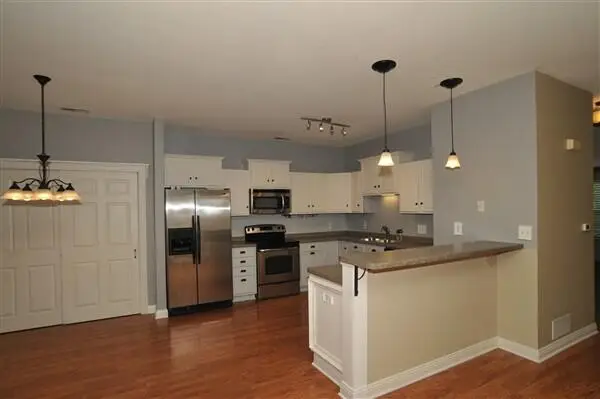 2270 W Vista Bella Dr, Oak Creek, WI 53154 - #1