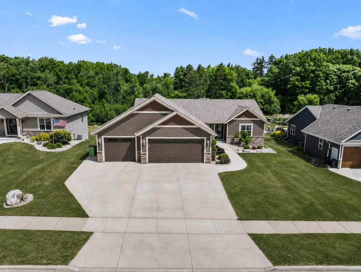 220 Silver Fox Dr N, Kewaskum, WI 53040 - #1