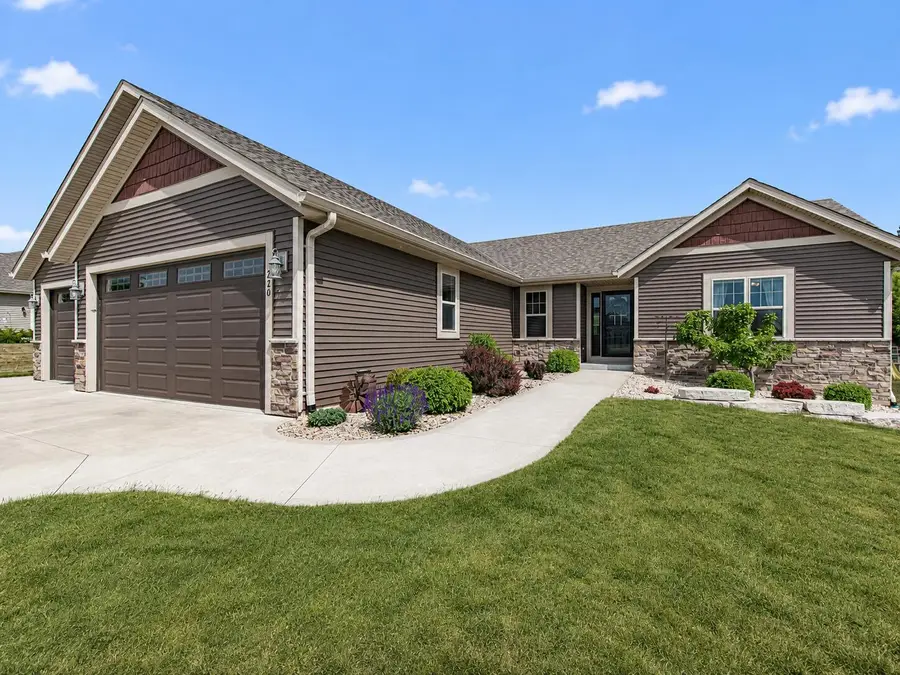 220 Silver Fox Dr N, Kewaskum, WI 53040 - #2