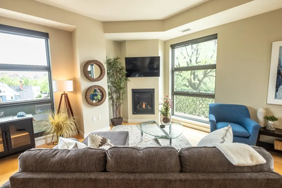 215 E Pleasant St, Oconomowoc, WI 53066 - #3
