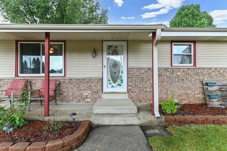 1332 Lakeview Ave, South Milwaukee, WI 53172 - #2