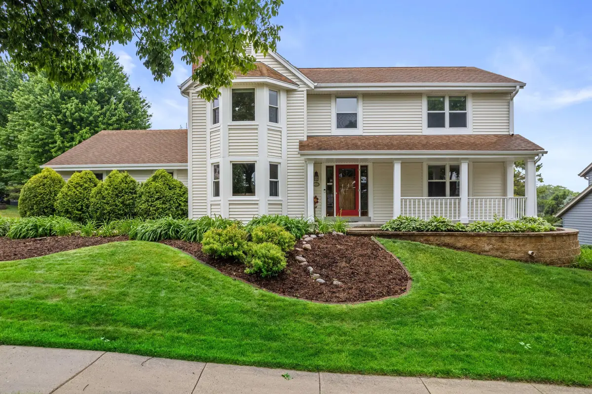 1211 Highpoint Ln, Waukesha, WI 53189 - #1