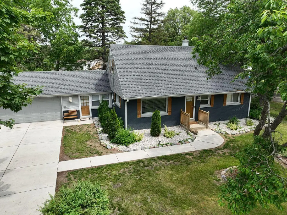 9504 W Hope Ave, Wauwatosa, WI 53222 - #1