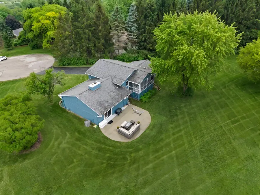 W271N4780 Greenhill Ct, Pewaukee, WI 53072 - #2
