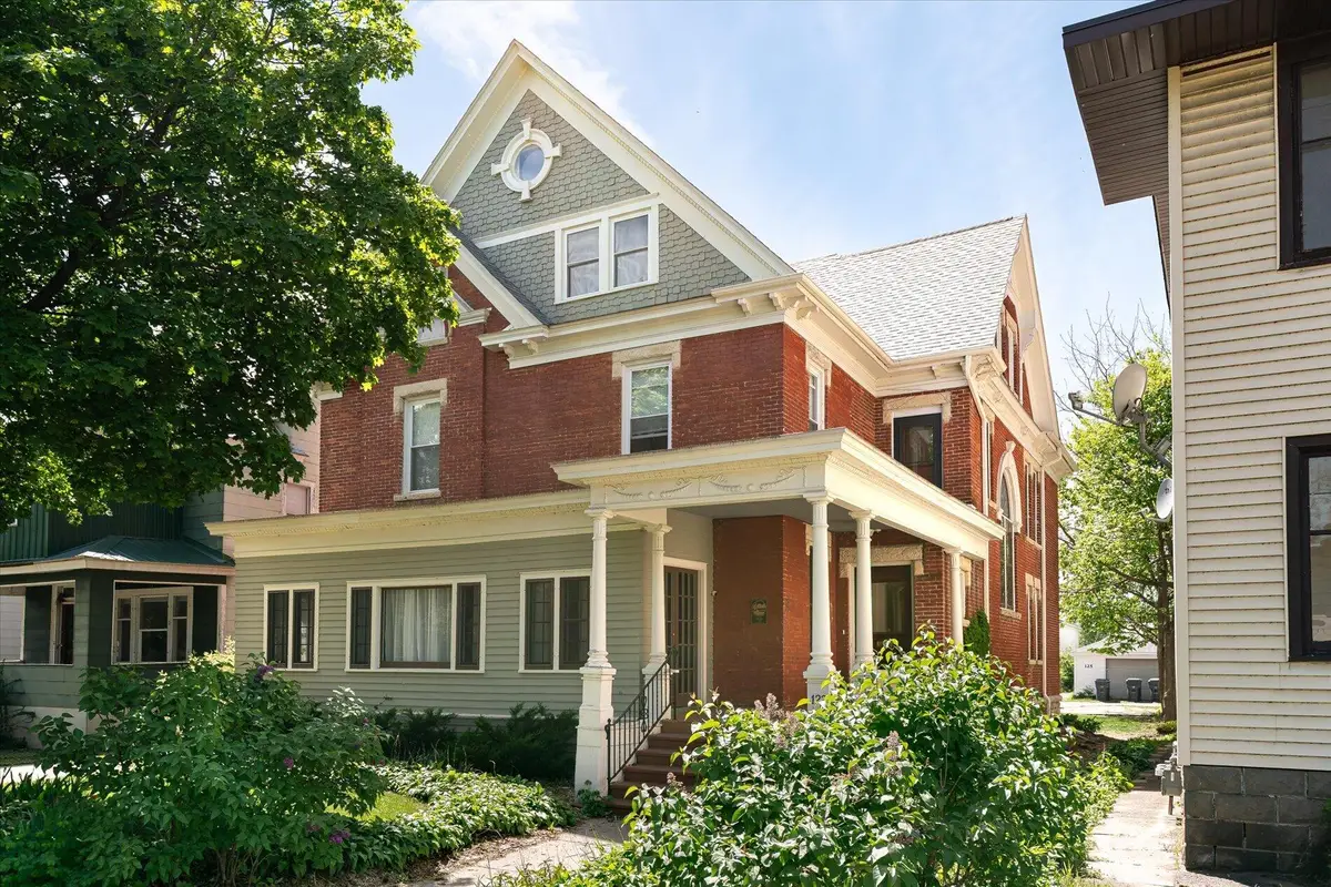 122 10th St S, La Crosse, WI 54601 - #1