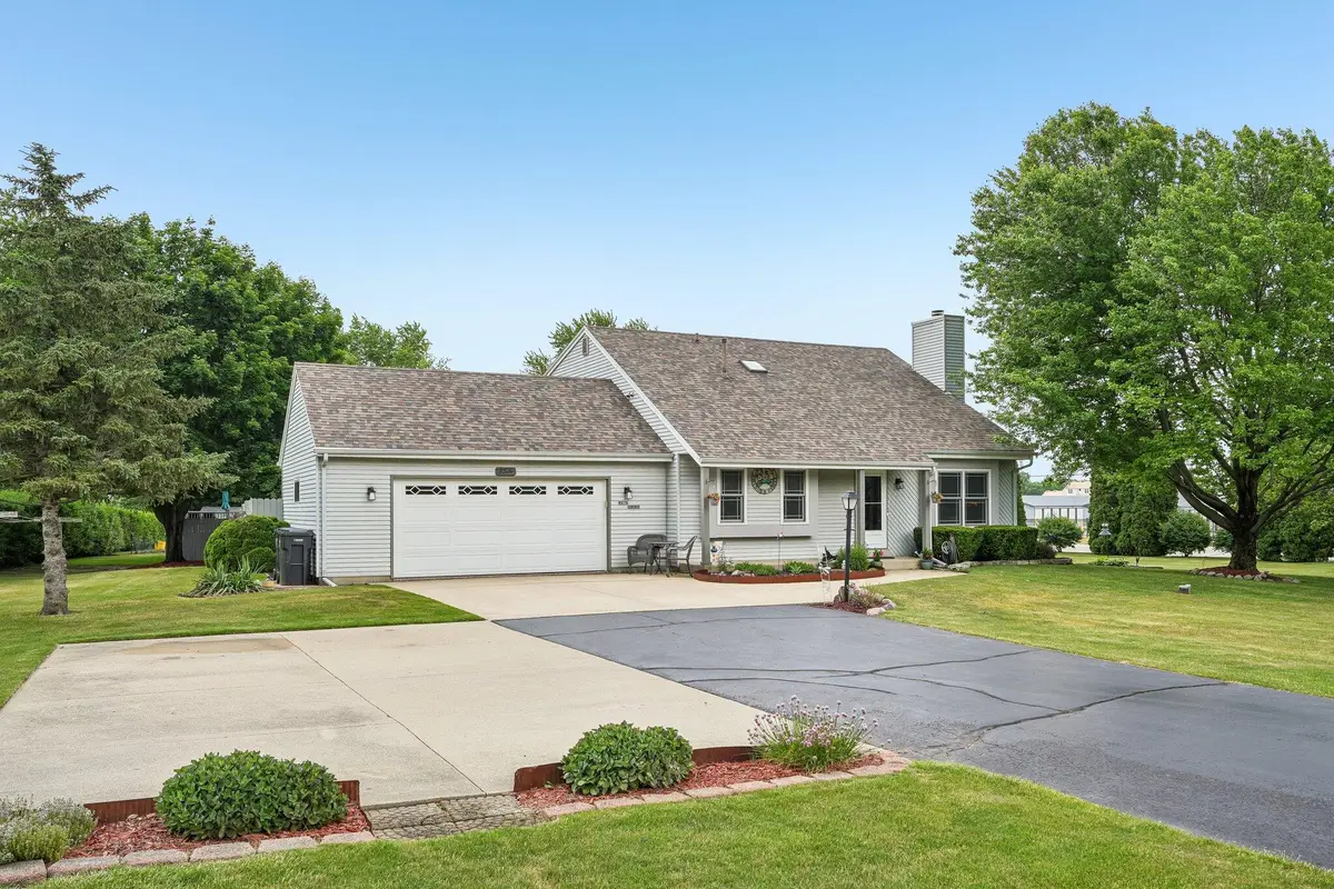 W276S9060 Hidden Lakes Dr, Vernon, WI 53149 - #1