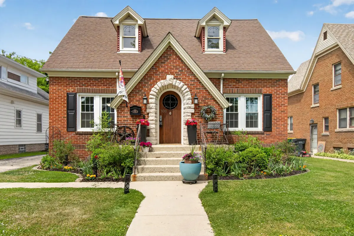 308 S 9th Ave, West Bend, WI 53095 - #1