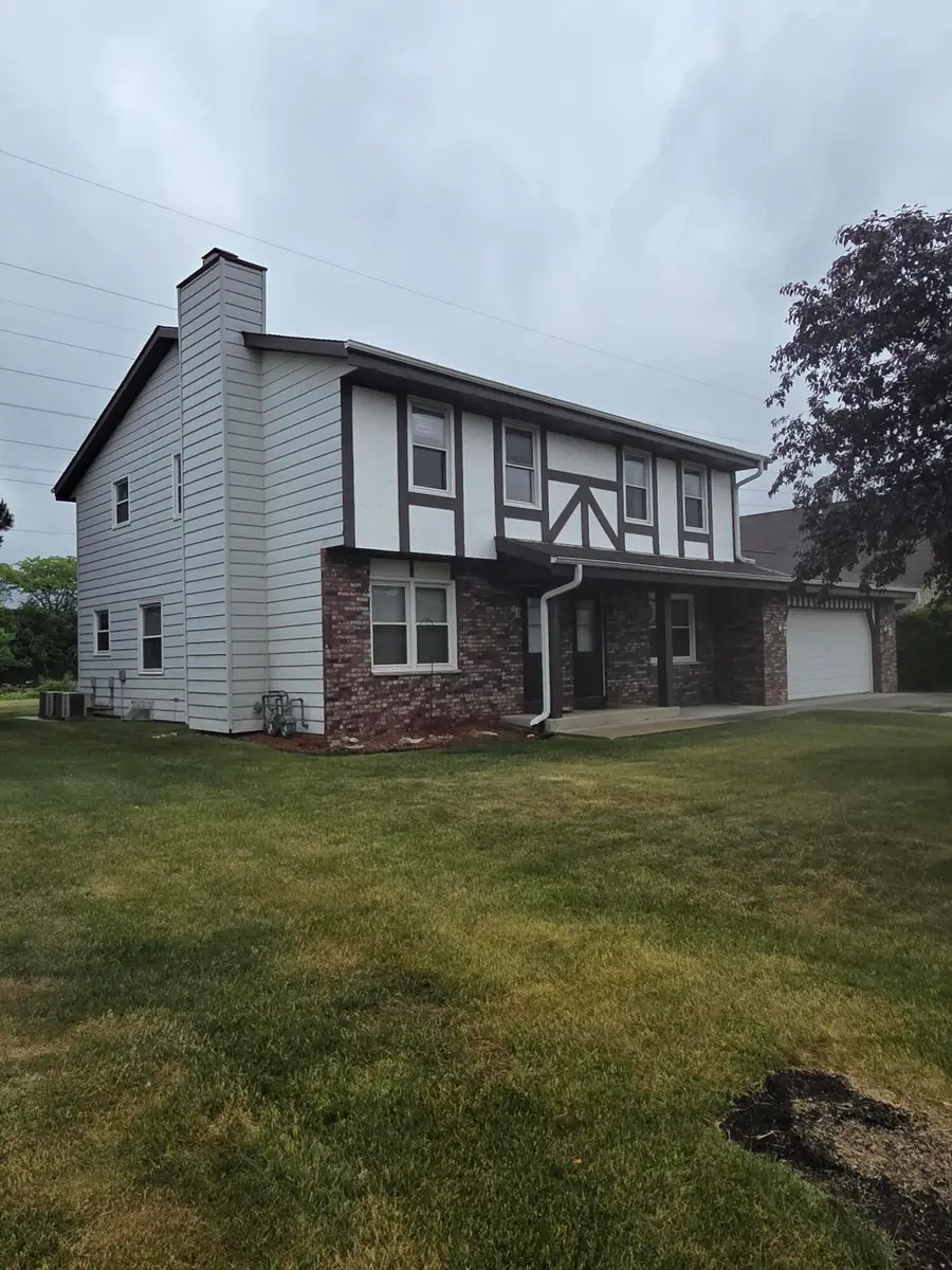9145 W Allerton Ave, Greenfield, WI 53228 - #2