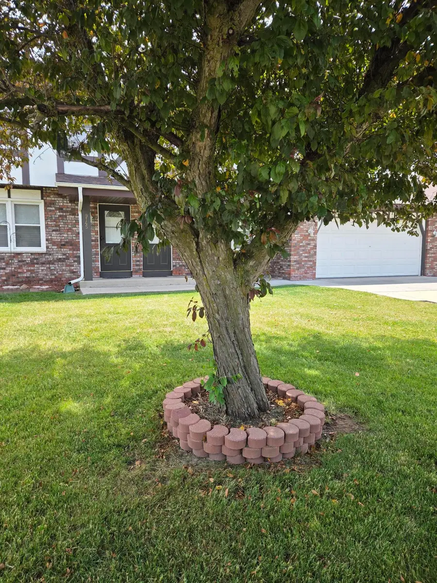 9145 W Allerton Ave, Greenfield, WI 53228 - #3