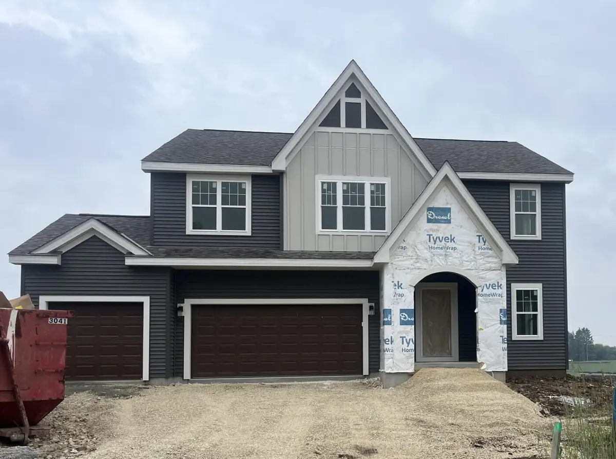 626 Hawks Ridge Rd, Grafton, WI 53024 - #1